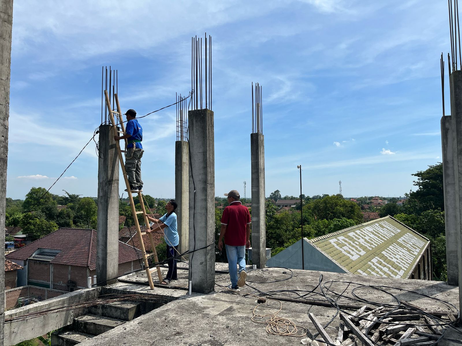 Pemasangan Listrik Lantai 3 Gedung Baru MI NU Unggulan Paramadina