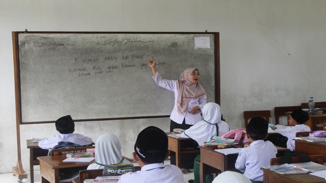 Mengajar dengan Hati, Membangun Negeri: Refleksi di Hari Guru